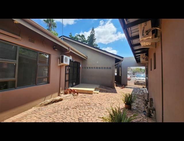 217M² OFFICE FOR SALE IN RUSTENBURG CENTRAL